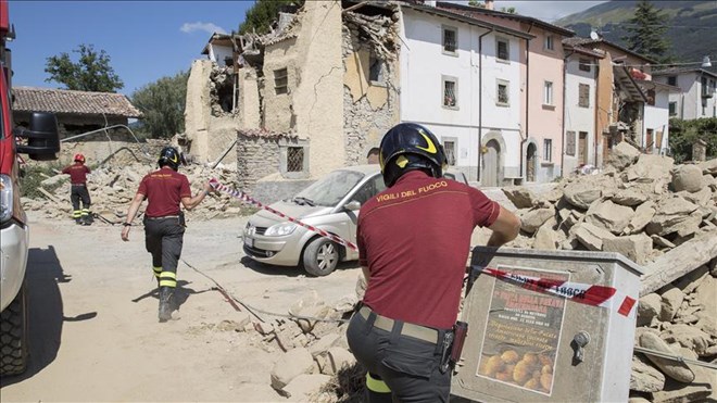 Firefighters seal the area affected by the earthquake in Sommati, near Amatrice, in Italy on August 26, 2016. ( Primo Barol - Anadolu Agency )