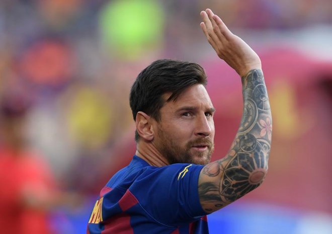Lionel Messi waves before the 54th Joan Gamper Trophy friendly football match between Barcelona and Arsenal at the Camp Nou Stadium in Barcelona on Aug 4, 2019. (AFP photo)