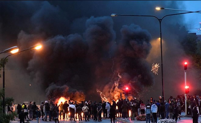 Smoke billows from the burning tyres, pallets and fireworks during a riot in the Rosengard neighbourhood of Malmo, Sweden August 28, 2020. TT News Agency via REUTERS