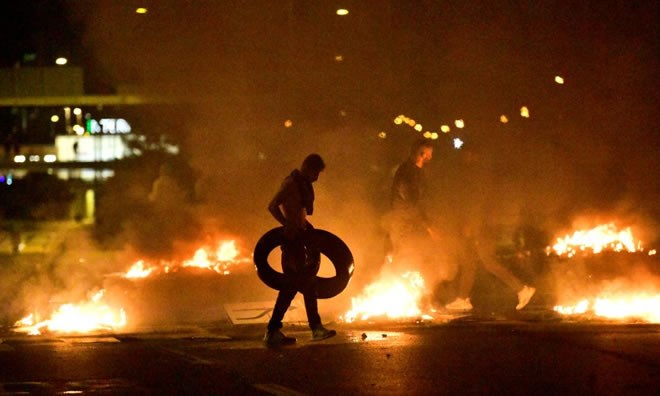 Demonstrators burn tyres during a riot in the Rosengard neighbourhood of Malmo, Sweden August 28, 2020. TT News Agency via REUTERS