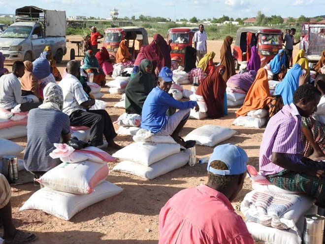 A food distribution to people affected by floods in Eljale, Somalia, May 2020. Credit: OCHA/Warsame