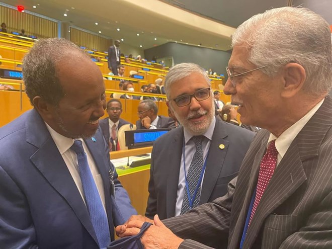 Dr Juan Carlos, Global Dean of Upeace (center) posing a picture with President Hassan Sheikh Mohamud and Ambassador Narinder Kakar, Permanent Observer of the University for Peace to the United Nations at the 77th UN General Assembly.