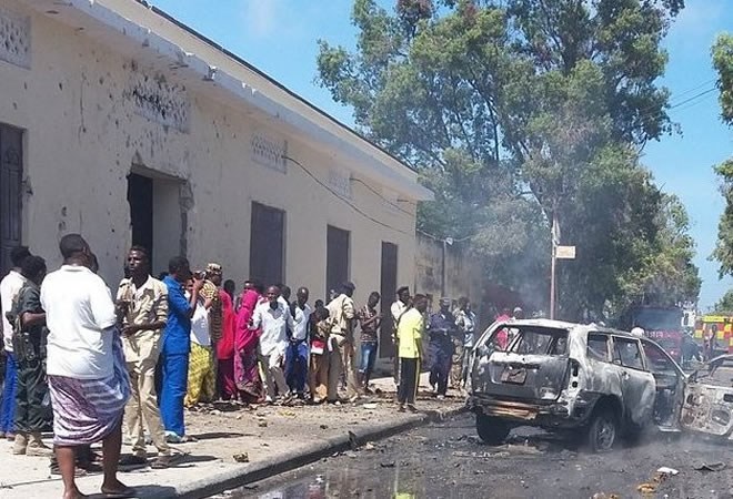 Car bomb blast wounds 5 outside hotel in Mogadishu