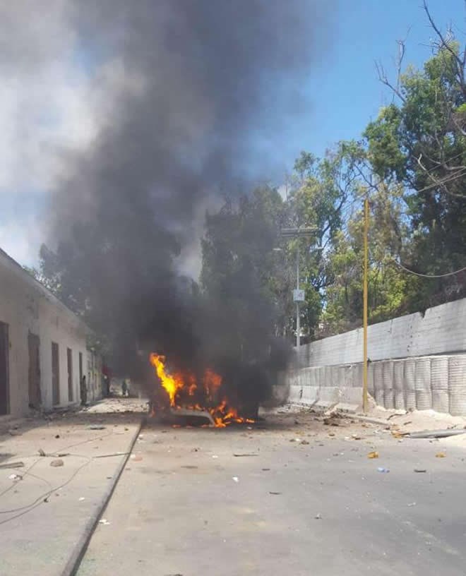 Car bomb blast wounds 5 outside hotel in Mogadishu