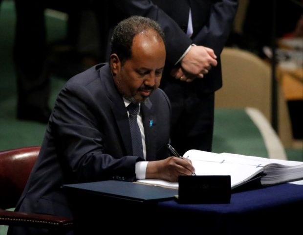 Somalia’s President Hassan Sheikh Mohamoud signs the Paris Agreement on climate change at the U.N. headquarters. Reuters