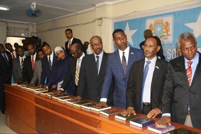 Members of the new cabinet of the Government of Somalia take the oath of office. Photo: UNSOM