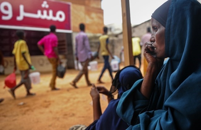 Somali internally displaced people (IDPs) wait to receive food distribution in Mogadishu, Somalia, on May 22, 2018. (AFP / Mohamed ABDIWAHAB)