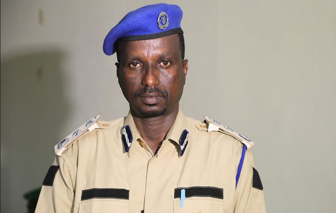 Col. Isak Ali Abdulle, the Police Commander for Hiran Region speaks to journalists during the new police recruitment exercise in HirShabelle State, held in Belet Weyne on 20 April 2019. AMISOM Photo