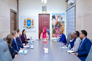 Wafdi ka socda UK oo Muqdisho Kulan Wada-tashi ah kula Qaatay Wasiirka Qoyska iyo Xuquuqul Insaanka Soomaaliya